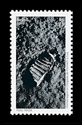 Item no. S681 (stamp)
Type: stamp
Country: Brazil
Date of issue: 2019
Stamp commemorating US space exploration. It shows reproduction of a photograph taken by the APOLLO 11 mission (1969) commander NEIL ARMSTRONG of a bootprint impressed in the Moon’s dust, by EDWIN “BUZZ” ALDRIN, pilot of Lunar Module (LM) “EAGLE”.
Item no. S681 (stamp).jpg