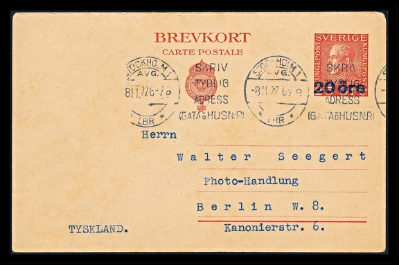 Item no. P2935a (postcard)
Type: cover
Country: Sweden
Date of use: 8 November 1922
Business stationery (postcard, front of) used by the company FORSNERS AKTIEBOLAG in Stockholm (Sweden), photographic warehouse. The company was established by Anders Forsner (1858 – 1942), who in 1894 expanded his man’s clothing store in Örebro with a department for photographic articles (Forsners AB in Stockholm with a branch Fotografiska Magasinet in Örebro). The company marketed imported cameras (mostly from Germany) and accessories under own names (e.g. cameras manufactured by German company Eho Altissa were sold by Forsners AB as Bobby OB, Bobby 2B etc.).
Item no. P2935a (postcard).jpg