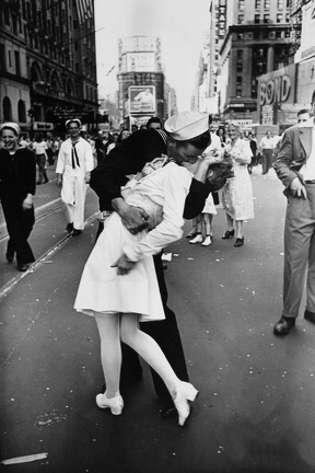 Item no. PH1 (photo)
Photograph upon which based was the design of the following items: S291, S108, S296, S218.
The photograph was taken on 14 August 1945 by Alfred Eisenstaedt (1898 – 1995), German-born American photojournalist, at New York’s Times Square where American sailor spontaneously kissed a nurse in the street, upon hearing the news of Japanese surrender.
Item no. PH1 (photo).jpg